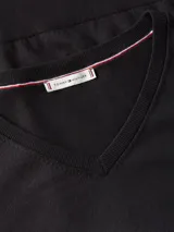 Sweater de punto Tommy Hilfiger con cuello en V y manga larga. Presenta un diseño liso en color negro con el logo de la marca bordado en el pecho.