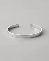 Esclava abierta de plata 925, de diseño liso y acabado brillante con perfil plano.