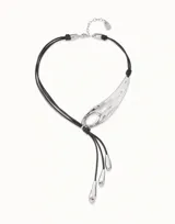 Collar corto con tres tiras de cuero negro, un dije central plateado con forma de ala de hoja o gota alargada y tres colgantes en forma de gota en los extremos.