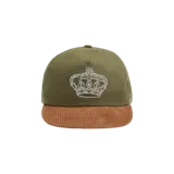 Gorra de seis paneles en color verde militar con visera de pana marrón. Cuenta con un bordado frontal detallado en hilo blanco que representa una corona con las letras "EME".