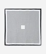 Pañuelo cuadrado de satén con estampado geométrico de líneas concéntricas en blanco y negro. Presenta un borde negro sólido y acabado brillante.