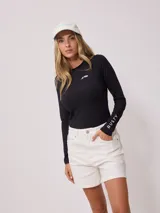 Remera técnica de manga larga con protección UV, color negro, con logo de la marca estampado en el pecho y en la manga. Confeccionada en tejido elástico de secado rápido.