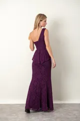 Vestido largo de fiesta color violeta con encaje floral, corte sirena, corsé drapeado y un solo hombro.