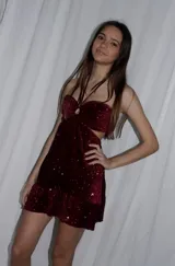 Vestido corto azul metalizado con diseño cut-out, argolla central en el busto, tirantes halter y falda con volado en el ruedo.