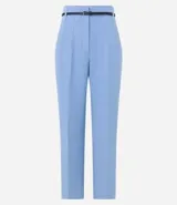 Pantalón carrot negro de sastrería, con bolsillos, pliegues y cinturón fino de cuero sintético.