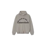 Hoodie Fear of God Essentials modelo Training 90s, color gris topo, con capucha y estampado frontal con texto en tipografía combinada.