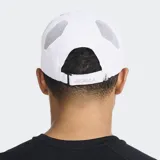Gorra deportiva 2XU de 6 paneles, color negro, confeccionada en tejido ligero de secado rápido. Presenta ala semicurvada, paneles laterales de malla para ventilación, banda interna absorbente y cierre posterior de velcro ajustable con detalle de silicona. Incluye logo de la marca estampado en el panel frontal.
