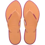 Ojotas Havaianas modelo Slim Point, con base color naranja y bordes en color violeta. Presentan tiras finas color naranja con el logo de la marca en relieve en color violeta.