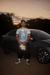 Camiseta deportiva blanca con cuello en V negro, inspirada en azulejos portugueses. Presenta un gran estampado central de la Virgen María con el niño Jesús en un marco ovalado azul y blanco, rodeado de motivos florales en azul y amarillo.