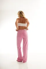 Pantalón jean rosado de corte recto.