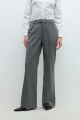 Pantalón de vestir gris con finas rayas verticales, corte sastrero y pierna ancha.