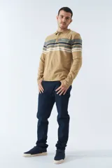Pantalón de jean corte regular con tiro medio, diseño clásico de cinco bolsillos, cierre frontal con botón y bragueta, y trabillas para cinturón.