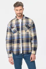 Sobrecamisa de estilo leñador con estampado de cuadros, confeccionada en tela de viyela. Presenta cuello clásico, cierre frontal con botones y dos bolsillos con solapa en el pecho.