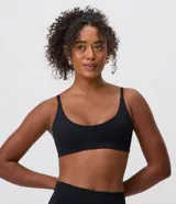 Top deportivo Get Over de microfibra color negro, con escote redondo, tirantes medianos regulables y copas incorporadas.