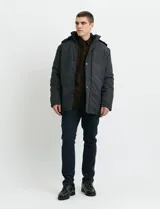 Campera Harrington de color azul oscuro, con cierre frontal y botones a presión, cuello alto y bolsillos laterales.