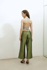 Pantalón barrel de tafeta, con diseño holgado y tiro medio, con lazo ajustable en la cintura y cierre frontal.