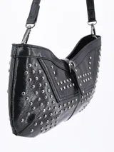 Cartera de mano negra con apliques de tachas plateadas.