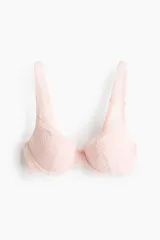 Soutien push-up de encaje color rosado con aros, copas con relleno, tirantes ajustables y detalle de encaje en los tirantes y la banda inferior.