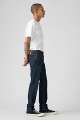 Jean de corte slim fit, color azul oscuro con efecto lavado sutil. Presenta cierre de botones y cinco bolsillos clásicos.