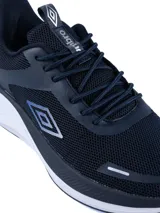 Championes deportivos Umbro modelo Vanta, color azul marino con detalles en azul claro y suela blanca. Confeccionados en malla transpirable y materiales sintéticos, ideales para entrenamiento y uso diario.