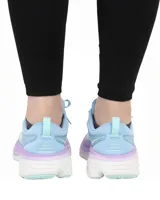 Championes Hoka Bondi 8 color celeste con detalles en lila y blanco.