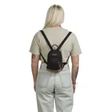 Mochila JanSport Right Pack Mini negra con base de gamuza marrón. Tiene un compartimento principal con cierre, un bolsillo frontal con cierre y un asa de mano en la parte superior.