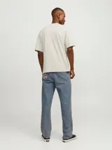 Remera de manga corta y cuello redondo con corte holgado, confeccionada en algodón orgánico de tejido suave y elástico.