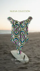 Traje de baño entero con estampado geométrico en tonos verde, azul, rosa y blanco. Tiene escote con volados y espalda baja.