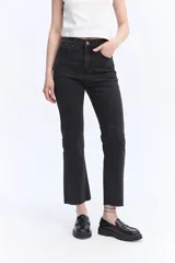 Jean straight crop de tiro alto, con piernas rectas y largo por encima de los tobillos. Presenta terminación desflecada y diseño clásico con bolsillos.