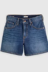 Short de denim azul de tiro medio, con bolsillos clásicos y diseño de corte recto y holgado.