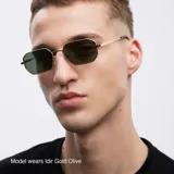 Lentes de sol geométricos con montura dorada de acero inoxidable y lentes polarizadas verdes con protección UV400.