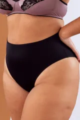 Bombacha de tiro alto confeccionada en lycra color blanco, con fundillo de algodón.