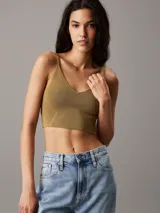 Corpiño corto color verde oliva, tejido en viscosa sostenible, con diseño de tirantes finos, cuello en V bajo y ajuste slim que realza la silueta.