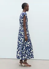 Vestido largo de viscosa y poliamida, con diseño evasé y estampado floral en azul y blanco. Cuenta con cuello de pico, mangas cortas y panel fruncido ajustable con cordón en la cintura.