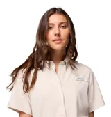 Camisa de manga corta Columbia modelo Tamiami II SS Shirt, color gris claro, con cierre frontal de botones, cuello camisero y bolsillo en el pecho con logo de la marca.