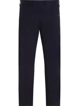 Pantalón de corte recto Tommy Hilfiger, diseño de cinco bolsillos con cierre de botón y cremallera, confeccionado en mezcla de algodón y elastano.