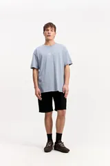 Remera oversize de algodón color celeste, con cuello redondo, manga corta y estampa sutil en el frente.