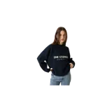 Sweater de punto color azul marino, con cuello redondo y diseño de mangas largas. Presenta el logo de la marca en blanco bordado en el centro del pecho.