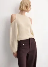 Pantalón de vestir color marrón, de corte ancho y tiro medio. Presenta bolsillos frontales tipo parche con solapa y detalle de botón metálico en cada uno.