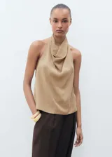 Top color beige con cuello drapeado y espalda descubierta.