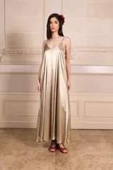 Vestido largo color dorado de raso con breteles finos y escote en V.