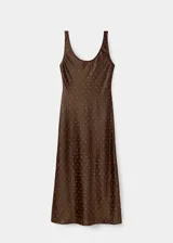Vestido largo satinado de color marrón, con tirantes anchos, escote redondo y diseño recto con efecto arrugado. Está adornado con pequeños cristales distribuidos en toda la prenda.