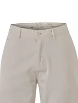 Pantalón de gabardina color marrón claro de la marca RKF, modelo Napoli, de corte recto y tiro medio con bolsillos laterales y traseros.