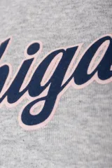 Remera baby tee blanca de morley, con ajuste al cuerpo, mangas cortas, cuello redondo y estampado con la inscripción 'Michigan' en estilo college.