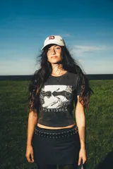 Baby tee negro con efecto lavado, de manga corta y corte ajustado al cuerpo, con estampa frontal en blanco con diseño artístico y la inscripción "PORTISHEAD".