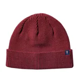 Gorro de lana tejido color bordó, con etiqueta azul con logo de la marca en el borde.