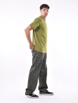 Remera celeste de corte recto y mangas cortas.