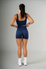 Conjunto deportivo color celeste compuesto por un top con escote cuadrado y unos shorts ajustados de tiro alto.