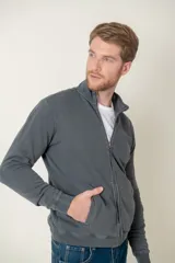 Campera de algodón con cuello alto y cierre frontal, de diseño liso y corte clásico.