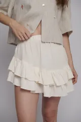 Minifalda color crudo con textura arrugada y doble volado en el ruedo.